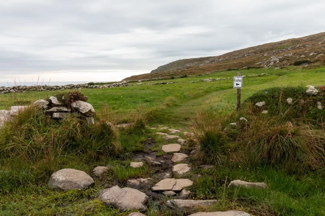 three castle head path to the castle